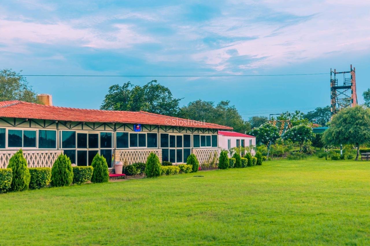 Resort exterior lawn view
